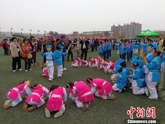 中国侨网海外华校校董纷纷在山西河津中学的特色教学展示项目“国学经典诵读”展示区驻足。　杨杰英　摄