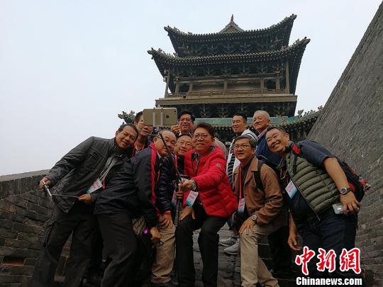 中国侨网海外华校校董在平遥古城合影留念。　杨杰英　摄