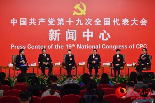 代表们接受集体采访。