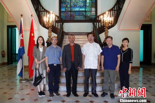 图为中国驻古巴大使陈曦(右三)与夏春平(左三)等<a target='_blank' href='http://www.chinanews.com/'>中新社</a>访问团成员合影。　余瑞冬 摄