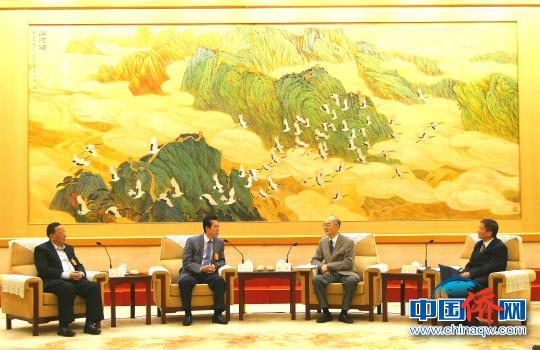 中国侨网17日下午，全国政协港澳台侨委员会副主任赵阳会见菲华各界联合会访问团一行。　菲华提供　摄