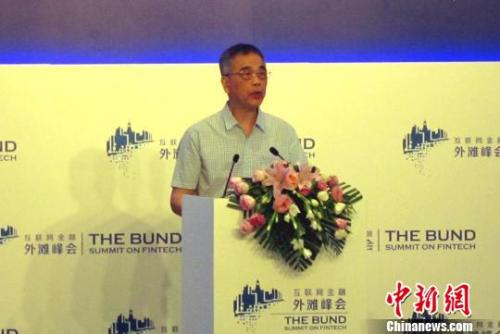  中国互联网金融协会会长李东荣在“第三届互联网金融外滩峰会”上致辞 姜煜 摄
