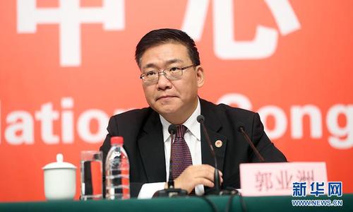 10月21日，十九大新闻中心举办记者招待会，邀请中共中央统战部常务副部长张裔炯、副部长冉万祥，中共中央对外联络部副部长郭业洲介绍党的统一战线工作和党的对外交往情况，并回答记者提问。图为中共中央对外联络部副部长郭业洲。新华网 郝广鹏 摄 图片来源：新华网