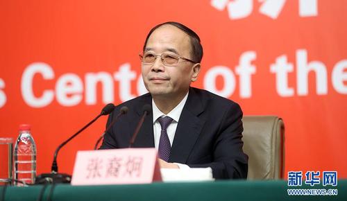 10月21日，十九大新闻中心举办记者招待会，邀请中共中央统战部常务副部长张裔炯、副部长冉万祥，中共中央对外联络部副部长郭业洲介绍党的统一战线工作和党的对外交往情况，并回答记者提问。图为中共中央统战部常务副部长张裔炯。新华网 郝广鹏 摄 图片来源：新华网