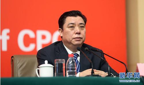 10月21日，十九大新闻中心举办记者招待会，邀请中共中央统战部常务副部长张裔炯、副部长冉万祥，中共中央对外联络部副部长郭业洲介绍党的统一战线工作和党的对外交往情况，并回答记者提问。图为中共中央统战部副部长冉万祥。新华网 郝广鹏 摄 图片来源：新华网