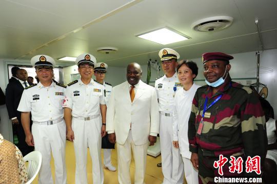 在中国海军和平方舟医院船门诊，加蓬总统邦戈与和平方舟医院船中医专家李伟红(右二)及她的学生、加三军总医院医生阿迪坎德姆博(右一)合影留念。　江山 摄