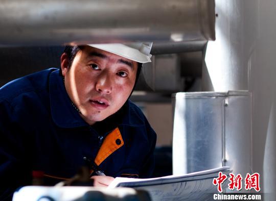 巡逻排查中的吴坚。　蔡正明 摄