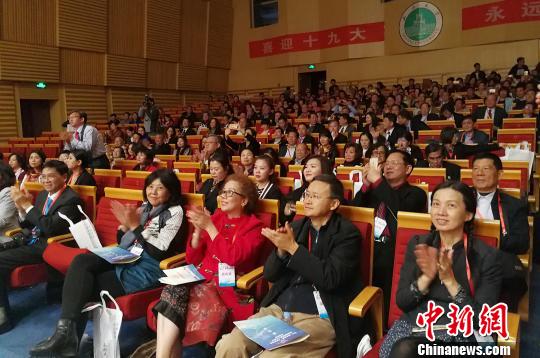 山西大学的专场表演引得在场的海外华教代表阵阵惊叹。　杨杰英 摄