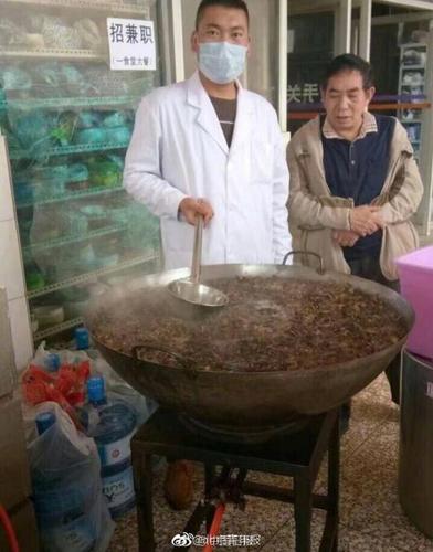 学校用铁锅为学生熬中药被质疑？ 校方:熬得是姜汤