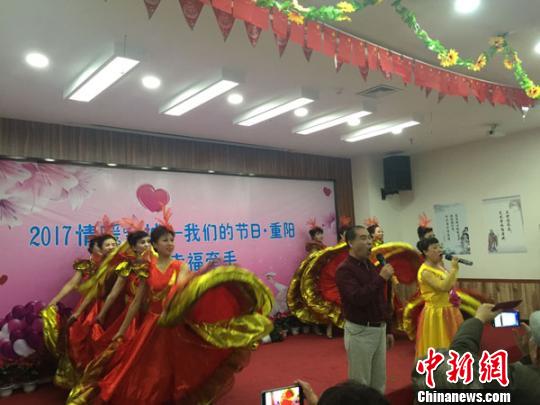 图为老人们表演歌舞。　杨娜 摄