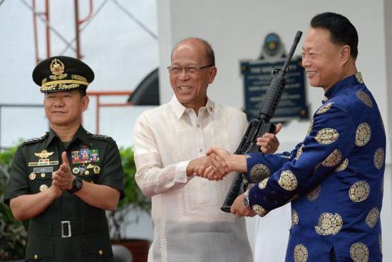 菲媒：中国年底将再捐一批武器助菲反恐 菲防长感谢