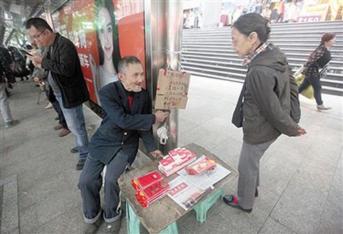 七旬摆摊盲人大爷热心指路:心里有张地图堪比导航