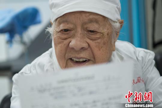 “除了念书，为患者治疗，是我现在也是这辈子唯一会做的，这也是我活着的价值。”于载畿老人说，要干到不能干为止。　武俊杰 摄