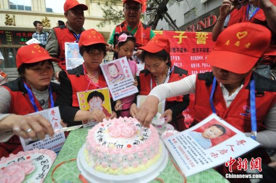 资料图：山西爱心寻子团的志愿者与寻子家长走上街头，宣传打拐防拐知识。<a target='_blank' href='http://www.chinanews.com/'>中新社</a>发 韦亮 摄