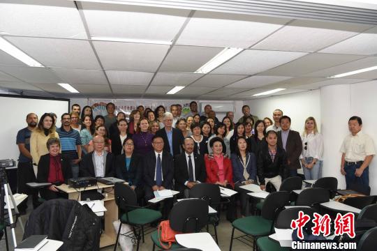 图为与会者与中国专家合影。　莫成雄 摄