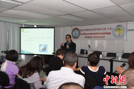 图为中国中医科学院针灸研究所主任医师杨金洪作专题讲座。　莫成雄 摄