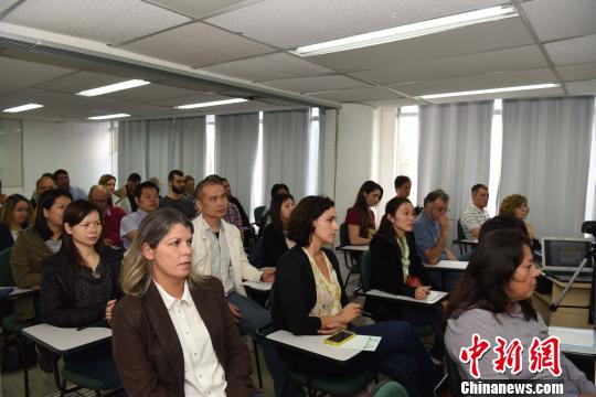图为与会者参加专题讲座。　莫成雄 摄