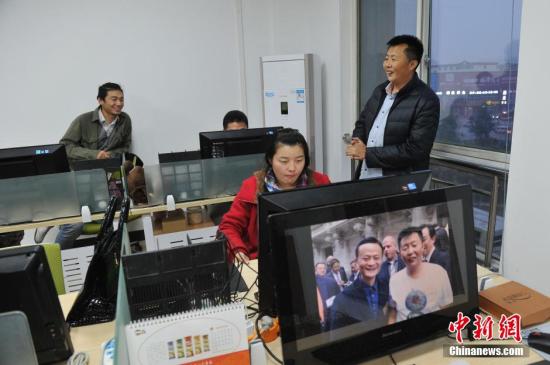 资料图：农民电商王小帮与加班的员工聊天。 <a target='_blank' href='http://www.chinanews.com/'>中新社</a>记者 韦亮 摄