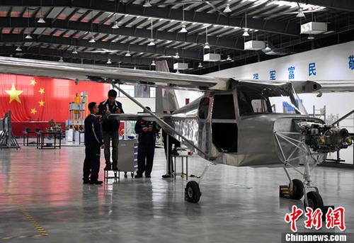 图为福建野马飞机制造有限公司工人正在车间装配飞机部件。(资料图片) <a target='_blank' href='http://www.chinanews.com/'>中新社</a>记者 张斌 摄