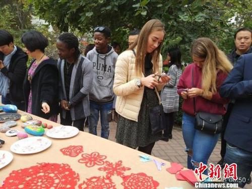 中国侨网传统艺术剪纸让外国友人爱不释手。 杜会淑 摄