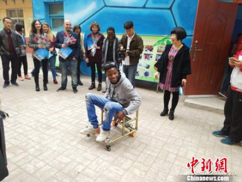 外国友人体验“无人车”，对其赞不绝口 杜会淑 摄
