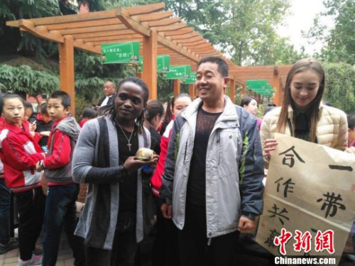 中国的书法作品受到外国友人的喜爱。　杜会淑 摄