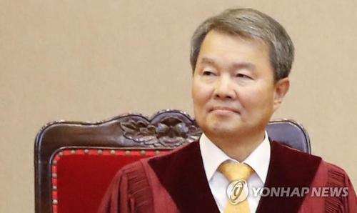 图为李镇盛10月26日审理违宪法律审判案件和宪法诉讼审判案件。 (韩联社)