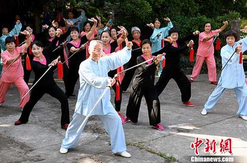 10月25日，福建老年人武术展演迎重阳节。 <a target='_blank' href='http://www.chinanews.com/'>中新社</a>记者 刘可耕 摄