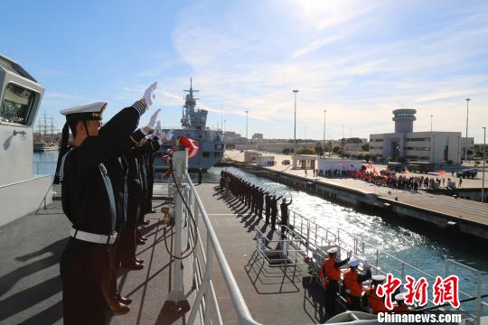 出访官兵与送行人员挥手告别。　赖瑜鸿 摄