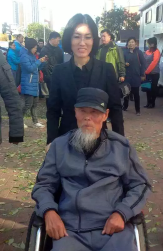 她在路边捡个爷爷养5年 如今要带90岁的他游全国