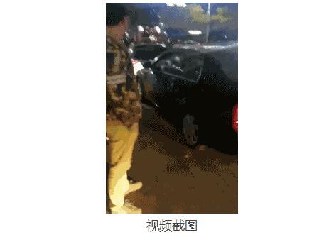 女司机堵收费口男子撞出路
