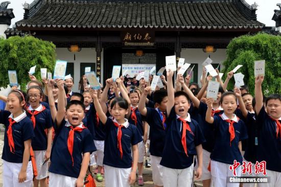 资料图：来自苏州市东中市实验小学的一百多位学生走进泰伯庙，通过答题、素质拓展训练等寓教于乐的方式，探秘具有千年历史的泰伯庙，感受当地历史文化。<a target='_blank' href='http://www.chinanews.com/'>中新社</a>发 王思哲 摄