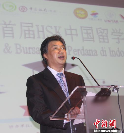 图为中国驻印尼大使馆文化处参赞周斌到场祝贺。　林永传 摄