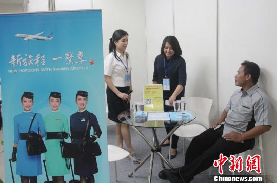 厦门航空等10多家印尼中资企业及相关印尼企业参加展会并进行现场招聘。　林永传 摄