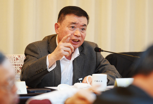 徐一天常委在分组讨论会上发言。