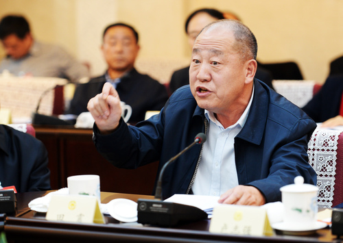 田震常委在分组讨论会上发言。