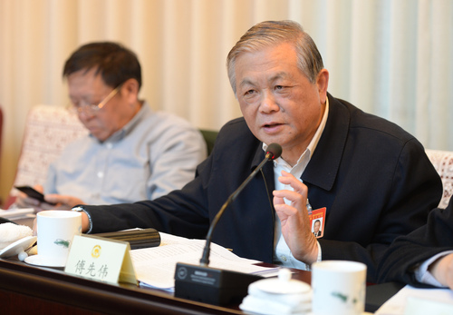 傅先伟常委在分组讨论会上发言。