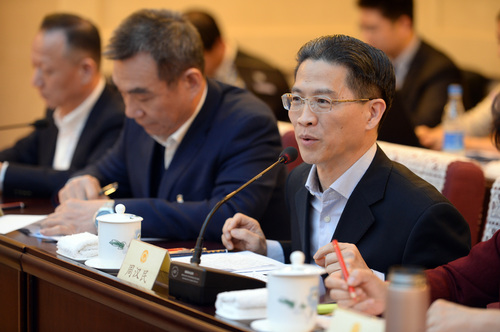 周汉民常委在分组讨论会上发言。