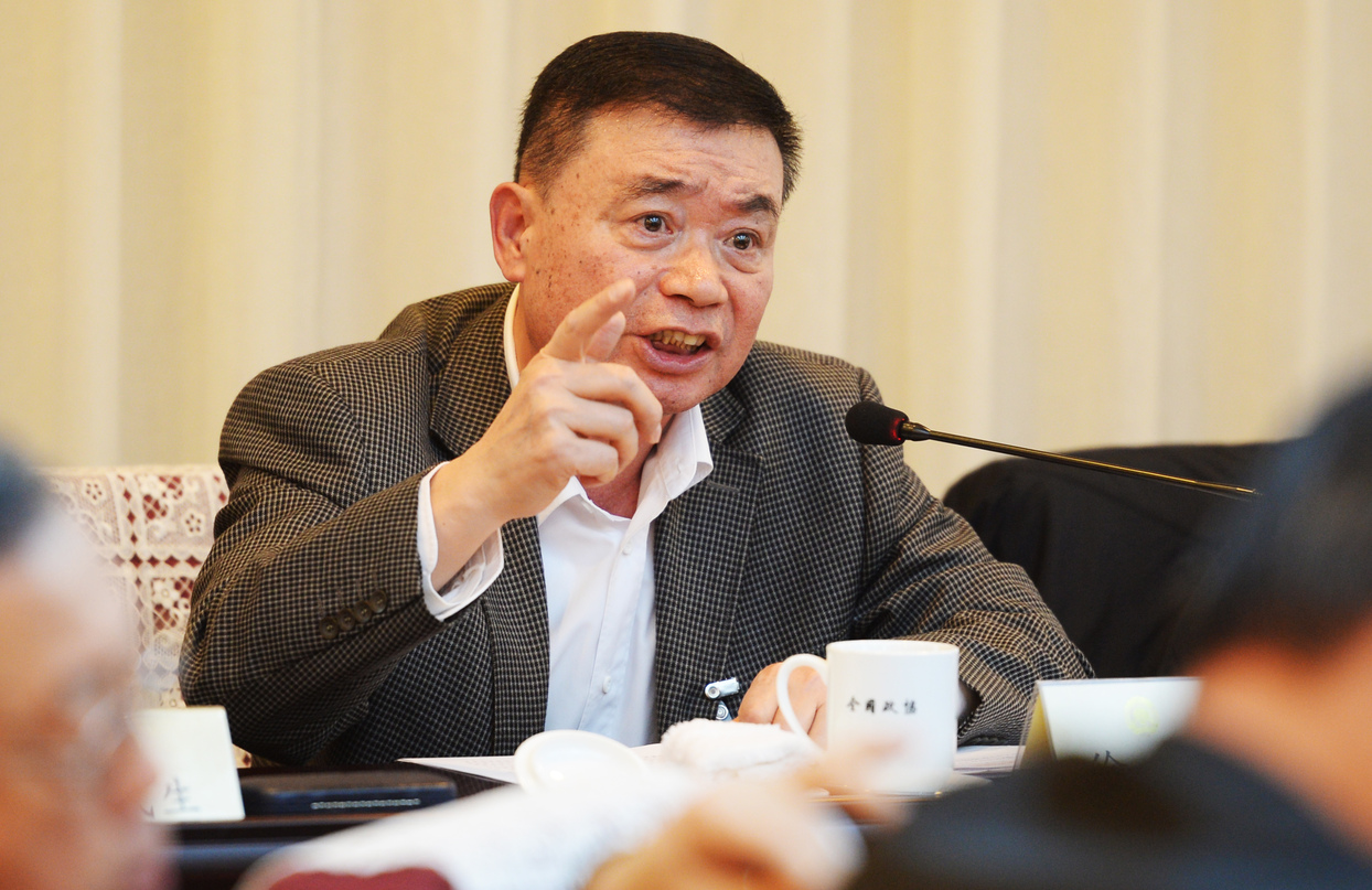 徐一天常委在分组讨论会上发言