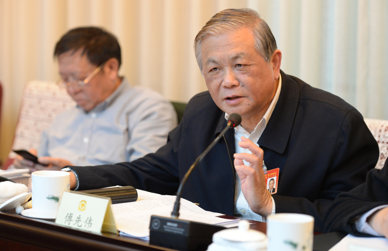 傅先伟常委在分组讨论会上发言