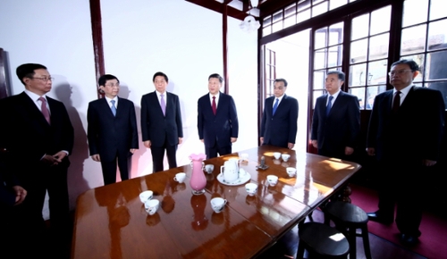 （1）习近平等瞻仰中共一大会址
