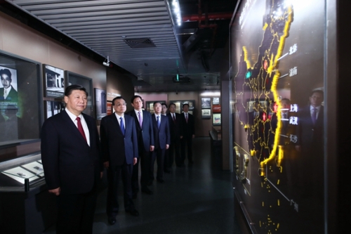 （2）习近平等瞻仰中共一大会址