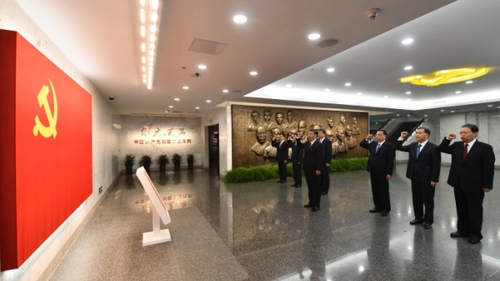 （4）习近平等瞻仰中共一大会址
