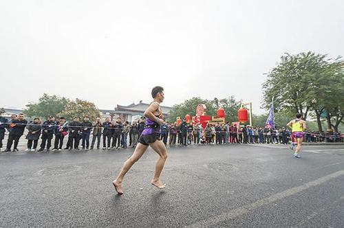 还有这种操作！非洲兄弟穿凉鞋参加嵩山马拉松夺冠