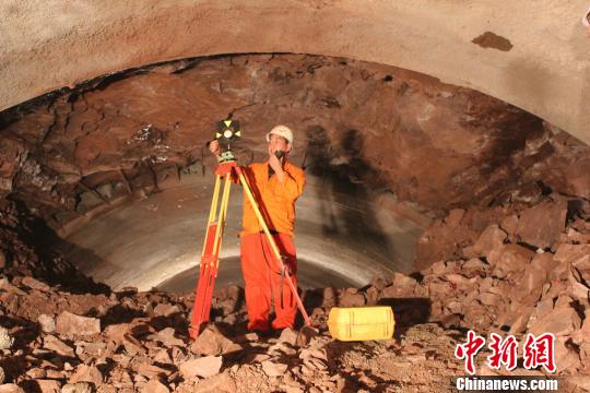图为中铁十二局集团技术人员在精确测量贯通误差 邓伯科 摄