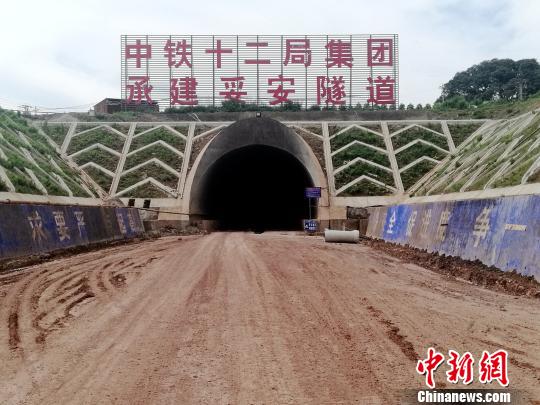 图为妥安隧道出口 邓伯科 摄