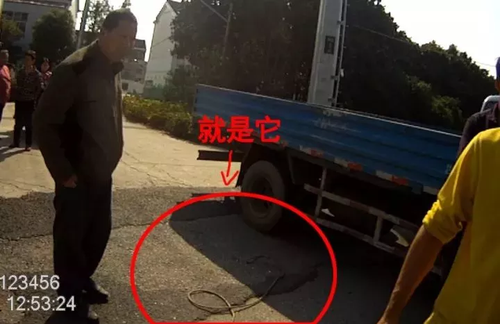 现实版原力?面包车行驶中突然跳起 电动车被甩飞