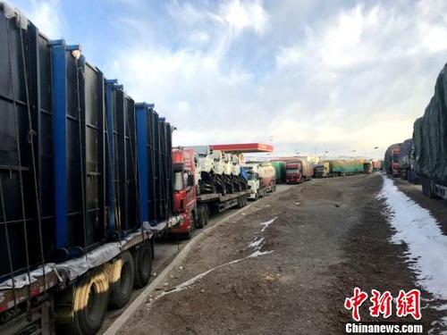 图为国道109线西藏唐古拉山拥堵路段及滞留车辆。　钟欣 摄