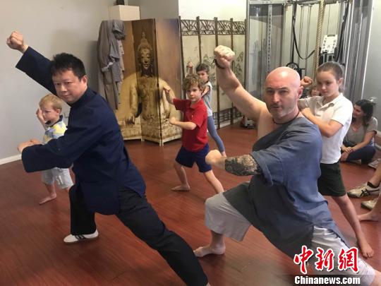 中国侨网布雷特的师父方山（左）到布鲁特的武馆现场传授绝招。　陶社兰　摄