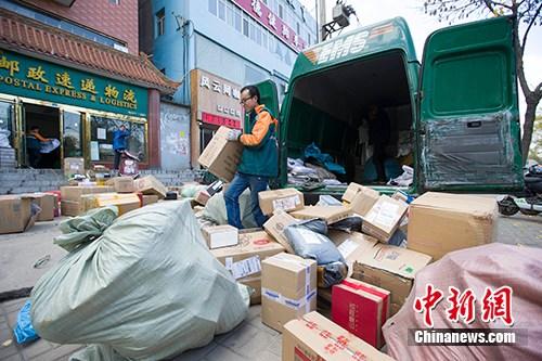 资料图：物流工作人员正在分拣快递。<a target='_blank' href='http://www.chinanews.com/'>中新社</a>记者 张云 摄